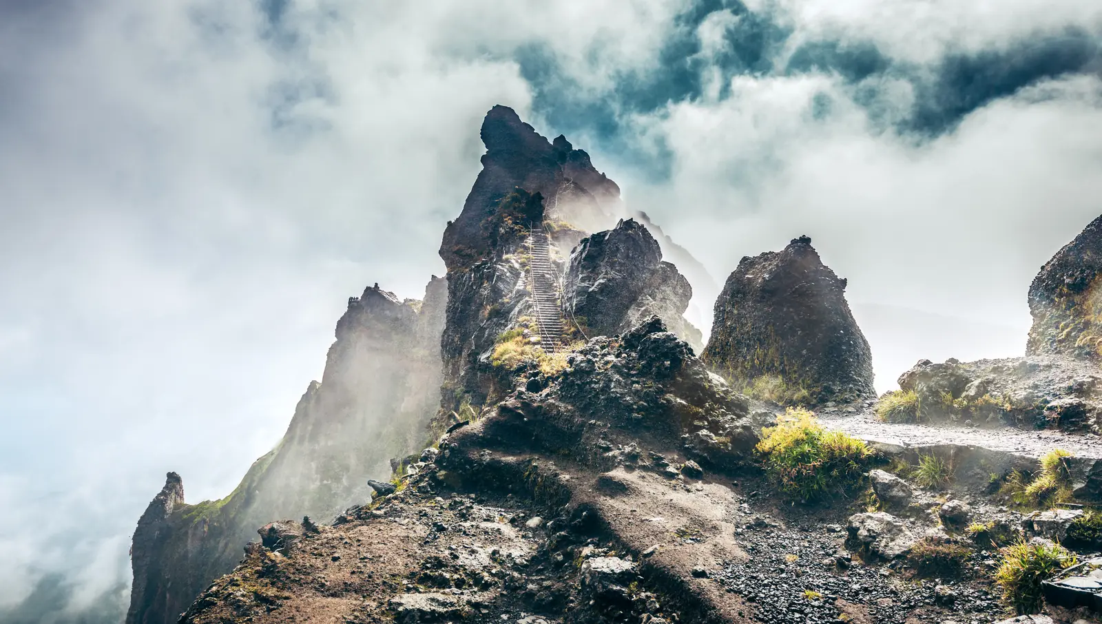 Rochas do Pico do Areeiro no meio do nevoeiro