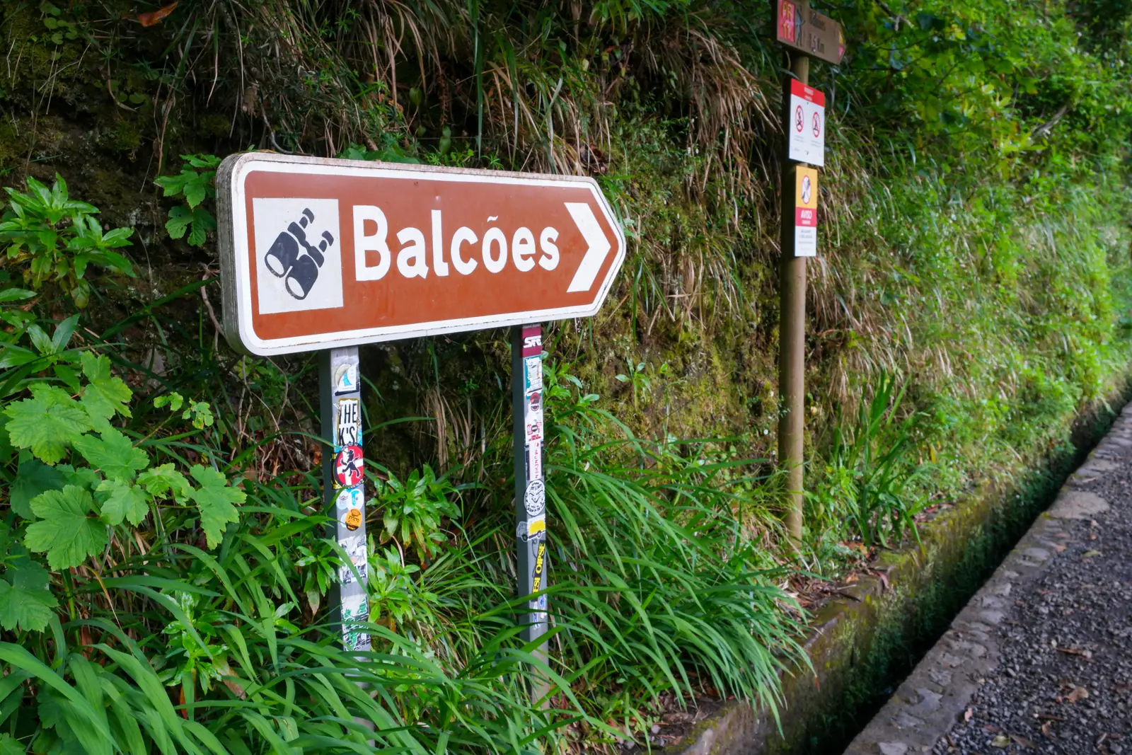 Wegweiser der Levada dos Balcões in Ribeiro Frio