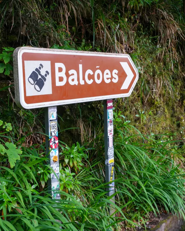 Wegweiser der Levada dos Balcões in Ribeiro Frio