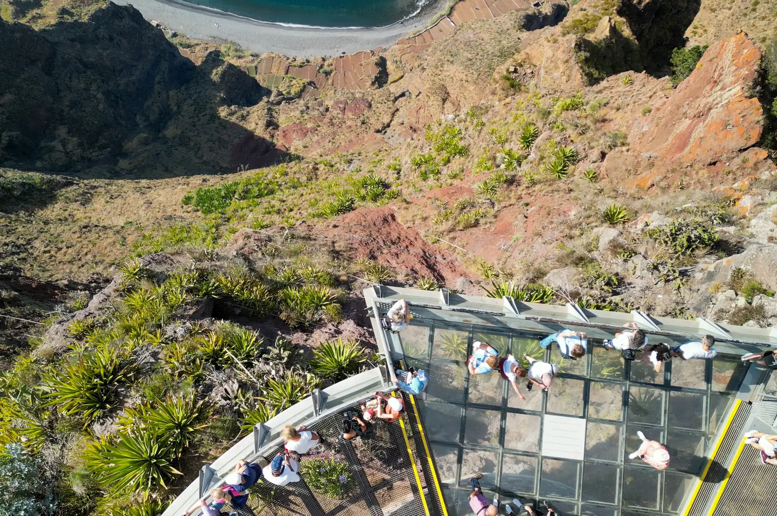 Mirador de cristal del Cabo Girão sobre el acantilado, con visitantes