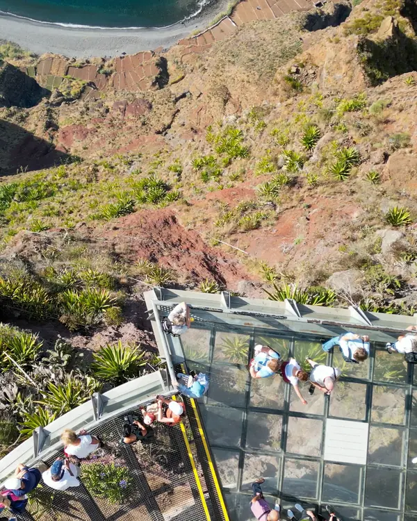 Miradouro de vidro do Cabo Girão, sobre a falésia, com visitantes