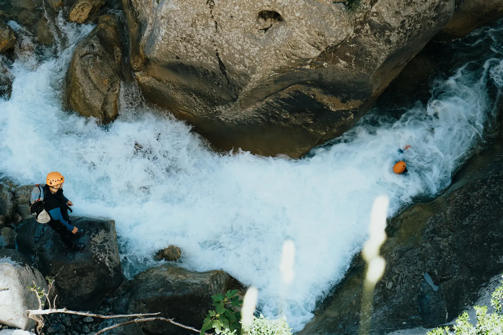 Descida de uma ribeira com cascata, vista de cima