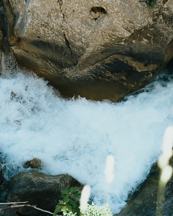 Canyoning-Abstieg mit Wasserfall, von oben gesehen