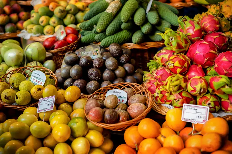 Étals de fruits exotiques au Mercado dos Lavradores, à Funchal
