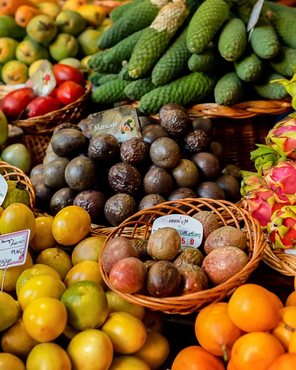 Bancas de fruta exótica no Mercado dos Lavradores, no Funchal