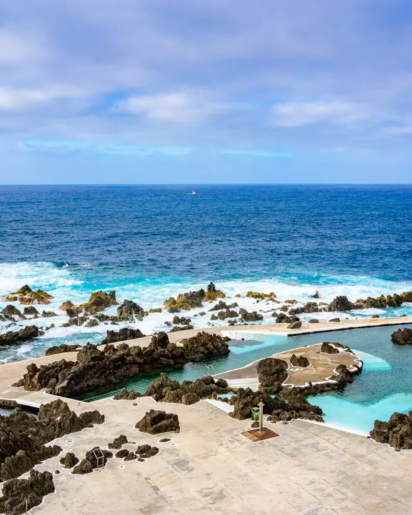 Piscinas naturais de lava do Porto Moniz junto ao mar