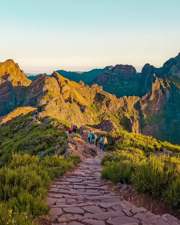 Wanderer auf dem Weg vom Pico do Areeiro, im Hintergrund die Gipfel
