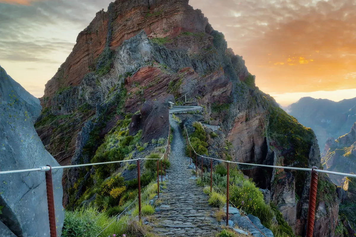 Escalera de piedra en el sendero entre el Pico do Areeiro y el Pico Ruivo