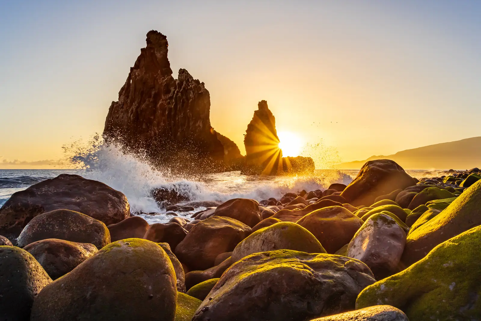 Ilhéus da Ribeira da Janela ao pôr do sol