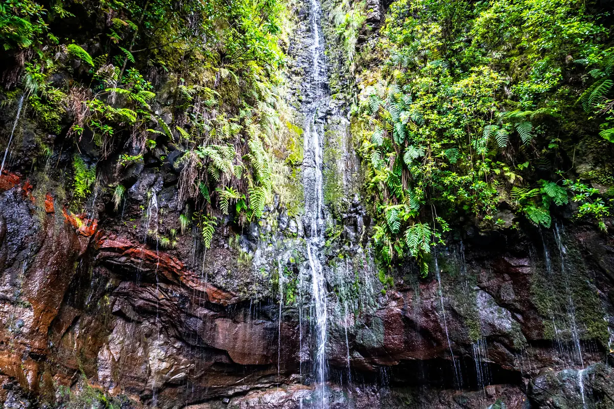 Cascata e lagoa no vale do Rabaçal