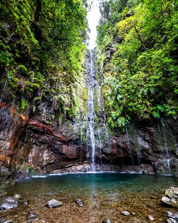 Wasserfall und Becken im Rabaçal-Tal
