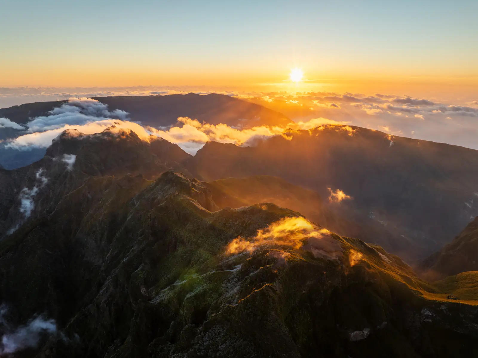 Mar de nubes y montañas cerca del Pico Ruivo al atardecer