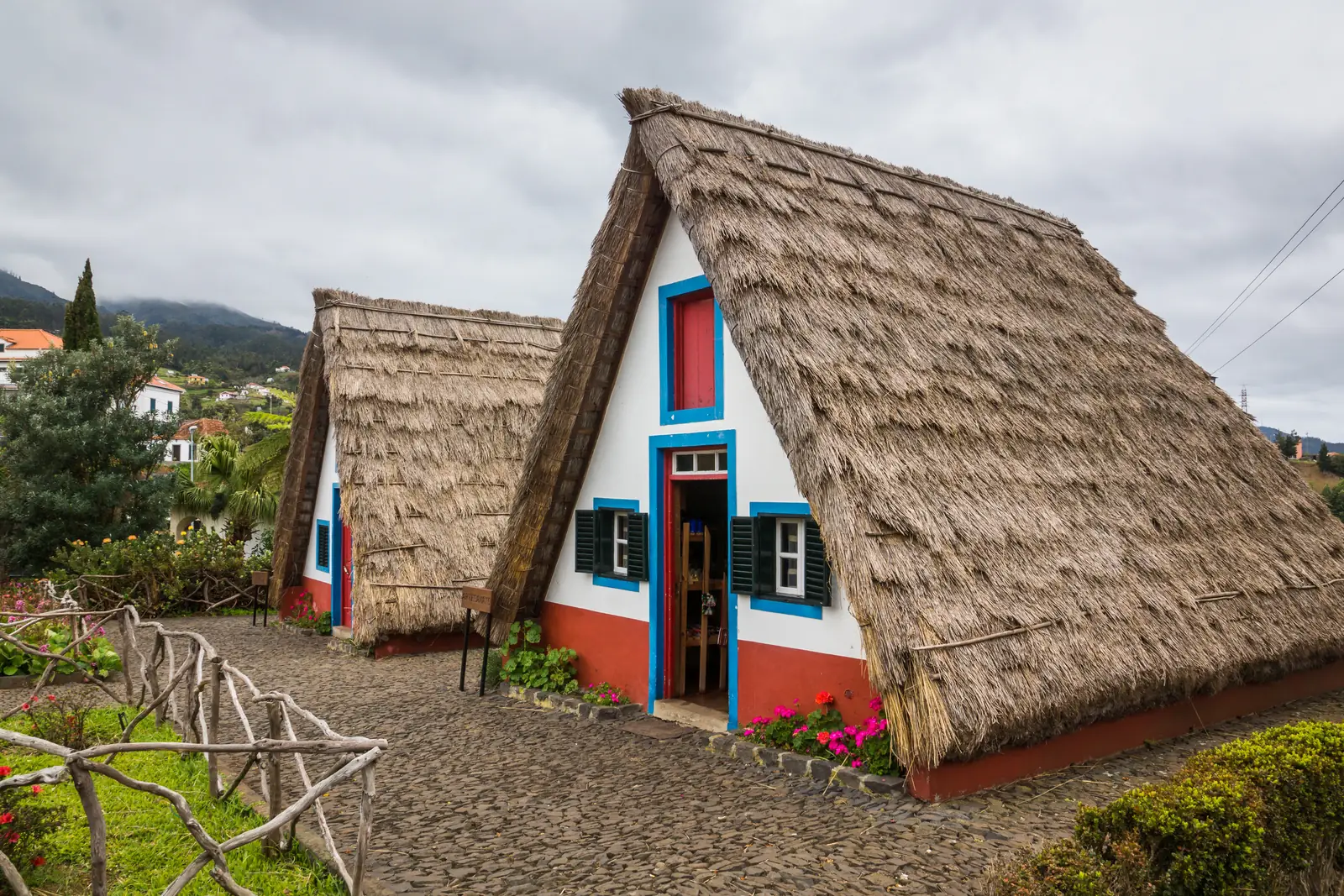 Casa típica de Santana, triangular e com telhado de colmo