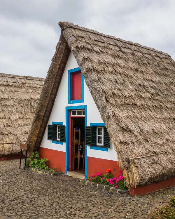 Casa típica de Santana, triangular e com telhado de colmo