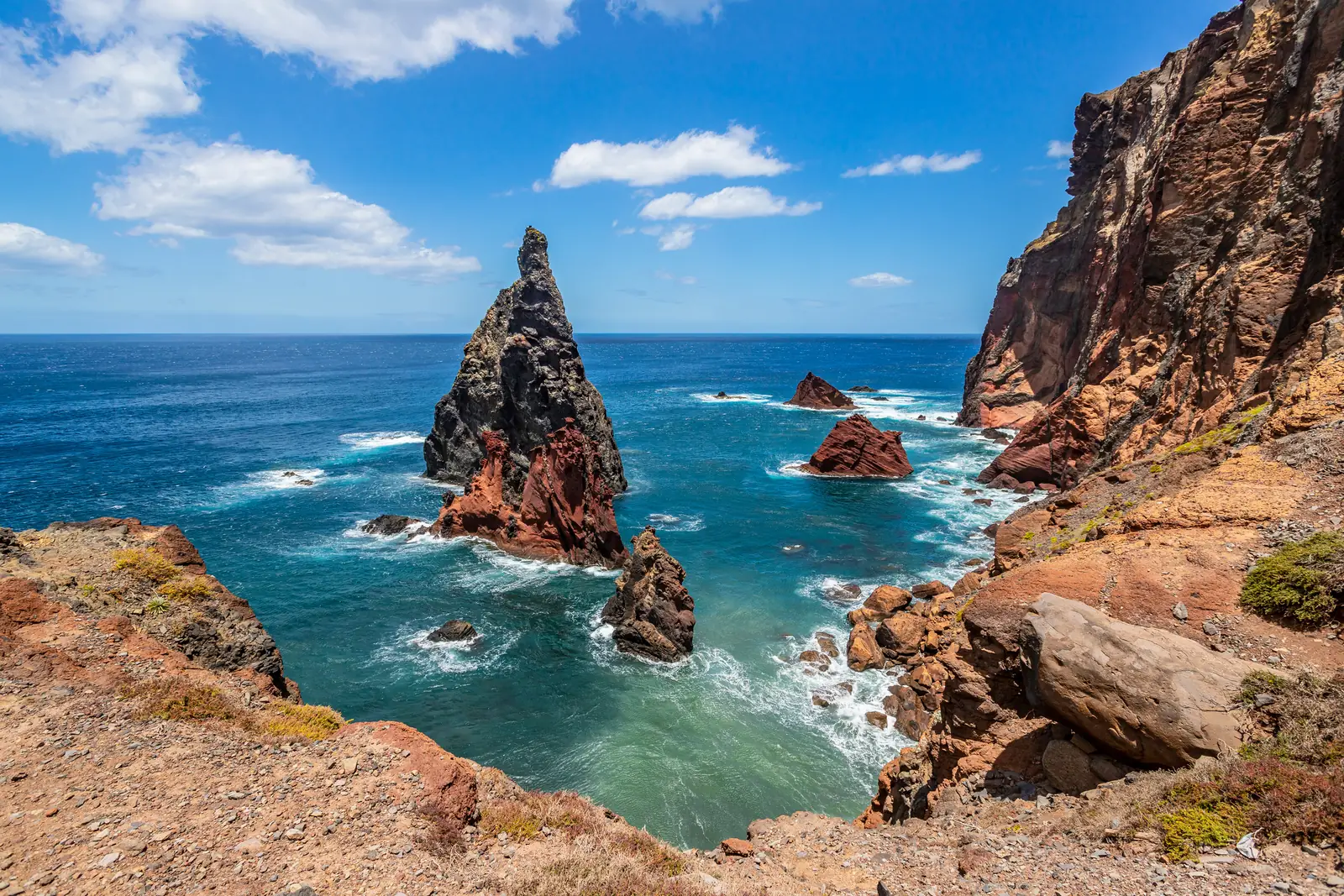Felsinseln und Klippen der Ponta de São Lourenço über dem blauen Meer