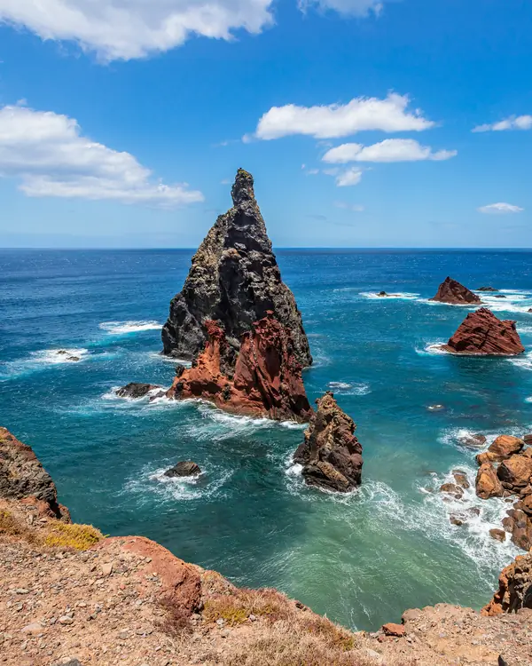 Felsinseln und Klippen der Ponta de São Lourenço über dem blauen Meer