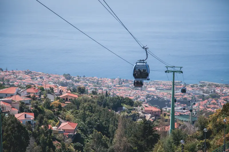 Cabine du téléphérique de Funchal au-dessus de la ville, avec la mer au fond