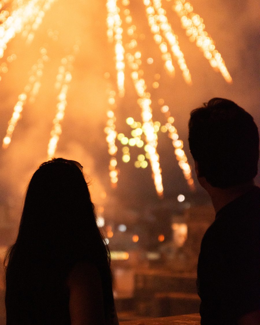 Un couple regarde le feu d’artifice le soir du réveillon